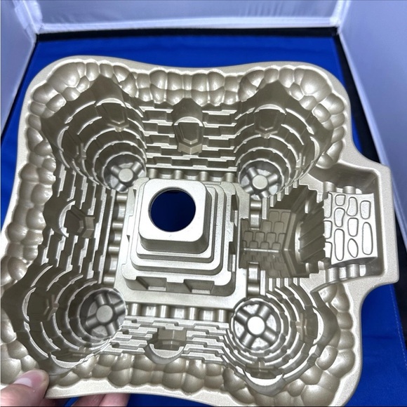 Nordic Ware Castle Bundt 10 Cup Cake Pan Mold Cast Fun Children Boy Birthday F6 - Picture 7 of 8